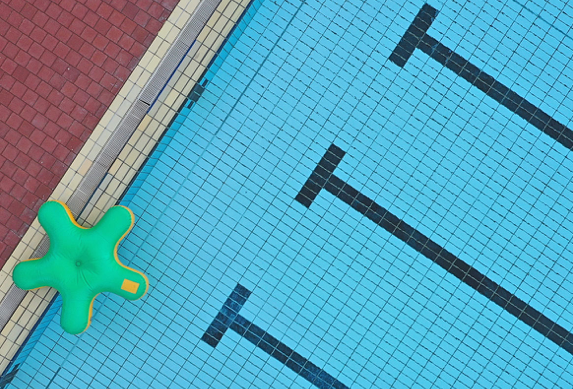 Blick auf Schwimmbecken des Freibades Pappenheim